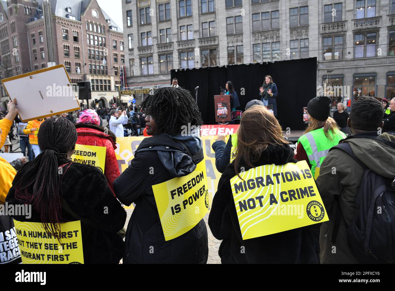 Amsterdam, pays-Bas 18th mars 2023.le Comité 21 mars a organisé la manifestation annuelle dans le cadre de la Journée internationale contre le racisme et la discrimination. Un grand groupe a défilé de la place du Dam à la place du Dokwerker. Banque D'Images