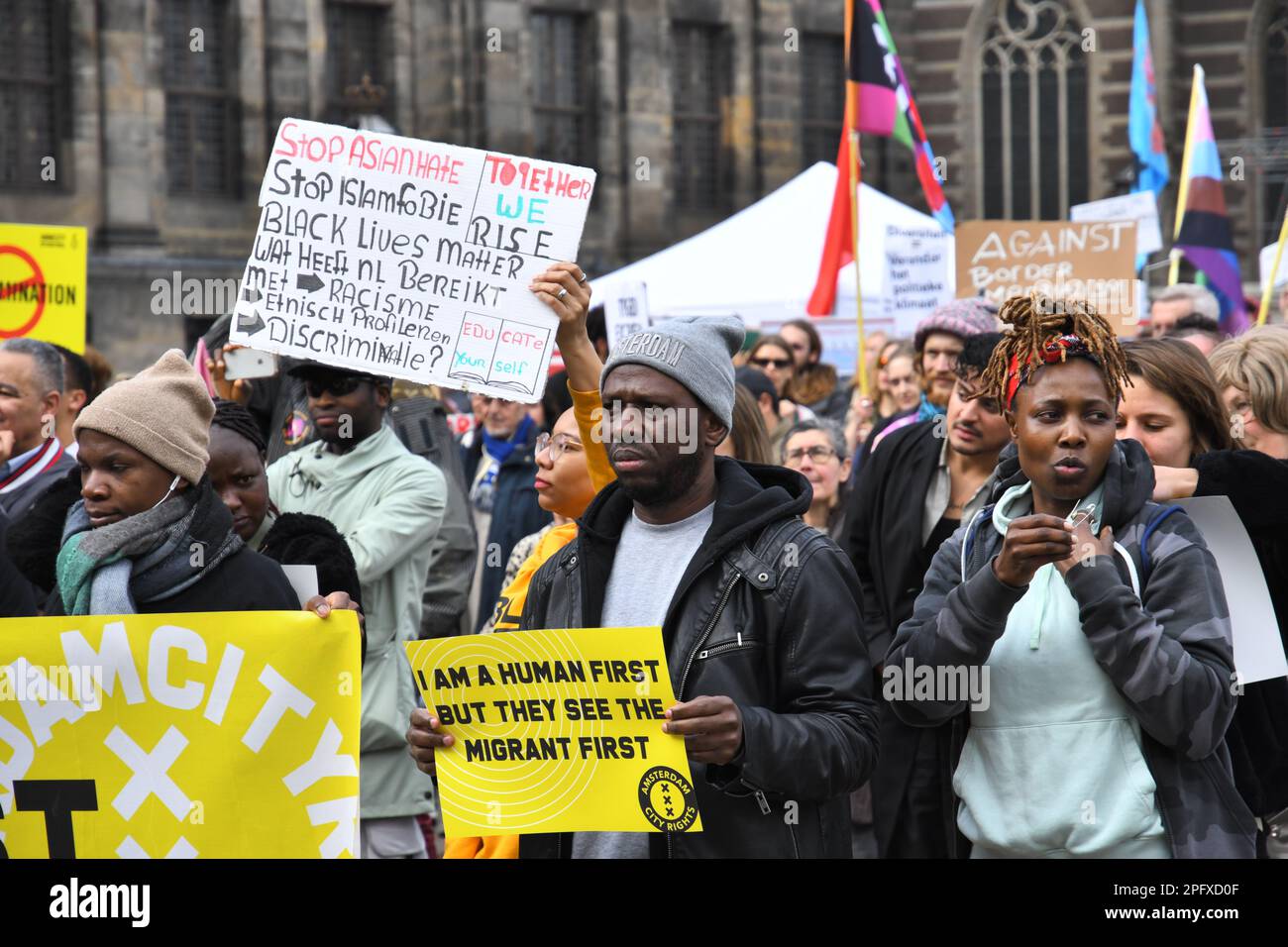 Amsterdam, pays-Bas 18th mars 2023.le Comité 21 mars a organisé la manifestation annuelle dans le cadre de la Journée internationale contre le racisme et la discrimination. Un grand groupe a défilé de la place du Dam à la place du Dokwerker. Banque D'Images