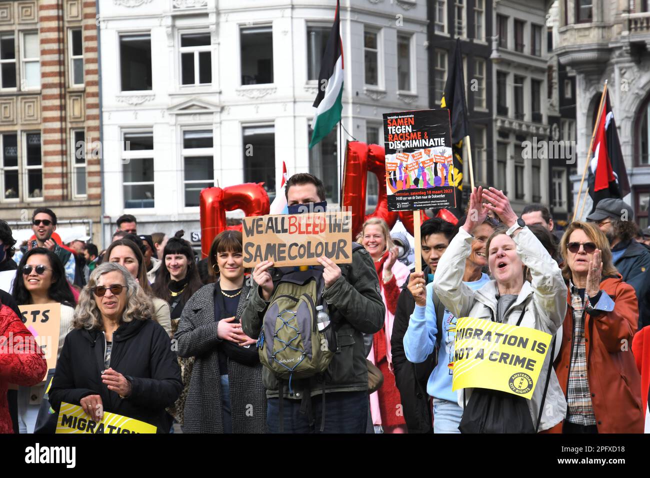 Amsterdam, pays-Bas 18th mars 2023.le Comité 21 mars a organisé la manifestation annuelle dans le cadre de la Journée internationale contre le racisme et la discrimination. Un grand groupe a défilé de la place du Dam à la place du Dokwerker. Banque D'Images