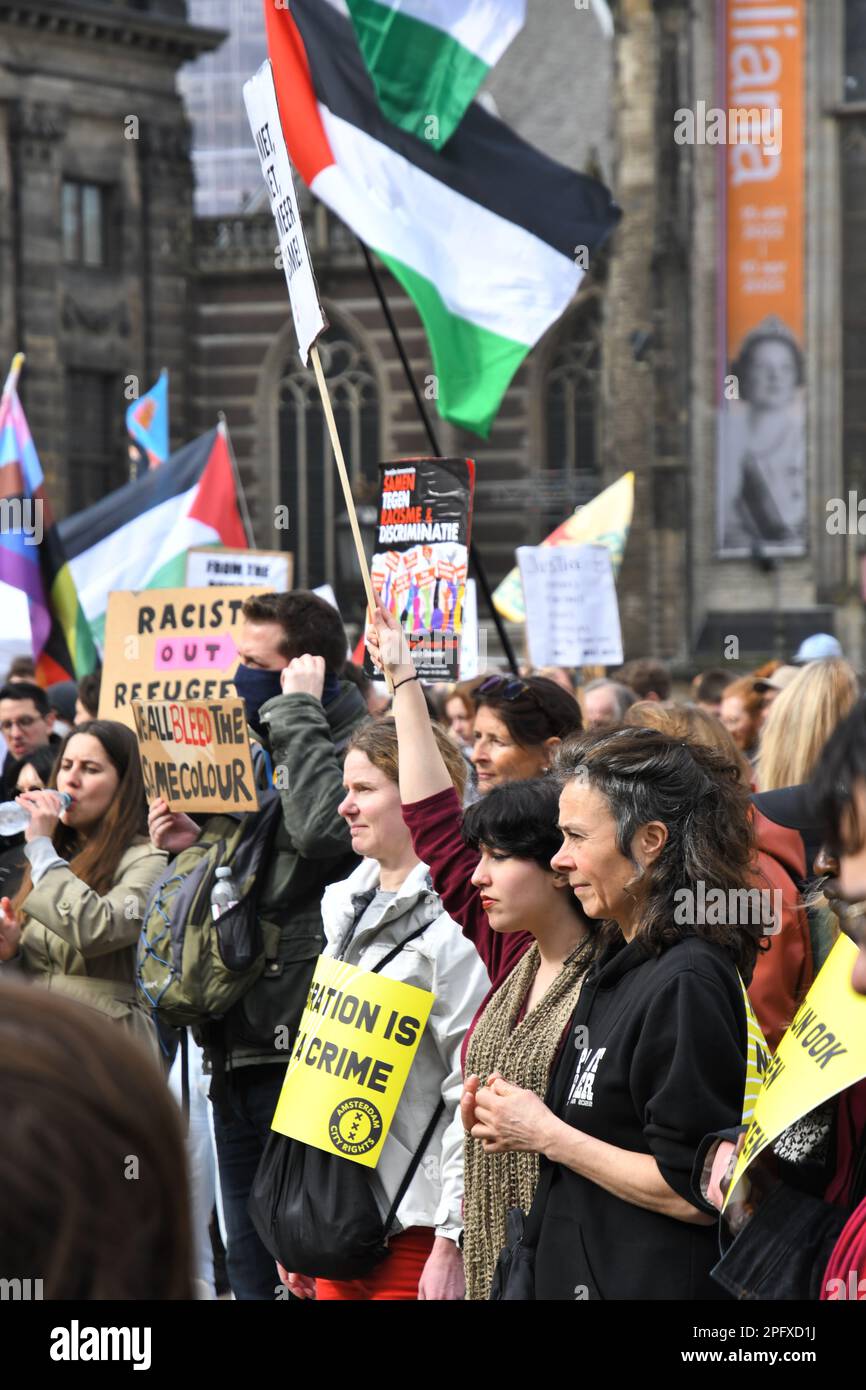 Amsterdam, pays-Bas 18th mars 2023.le Comité 21 mars a organisé la manifestation annuelle dans le cadre de la Journée internationale contre le racisme et la discrimination. Un grand groupe a défilé de la place du Dam à la place du Dokwerker. Banque D'Images