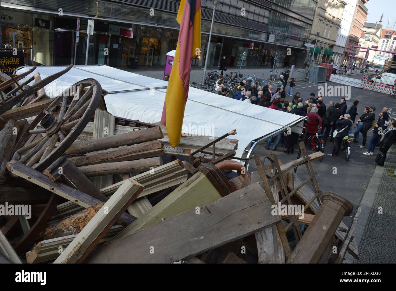 Berlin, Allemagne - 18 mars 2023 - exposition en plein air de la révolution en mars 1848 - Une barricade à l'angle de Friedrichstrasse et Jägerstrasse à Mitte. (Photo de Markku Rainer Peltonen) Banque D'Images