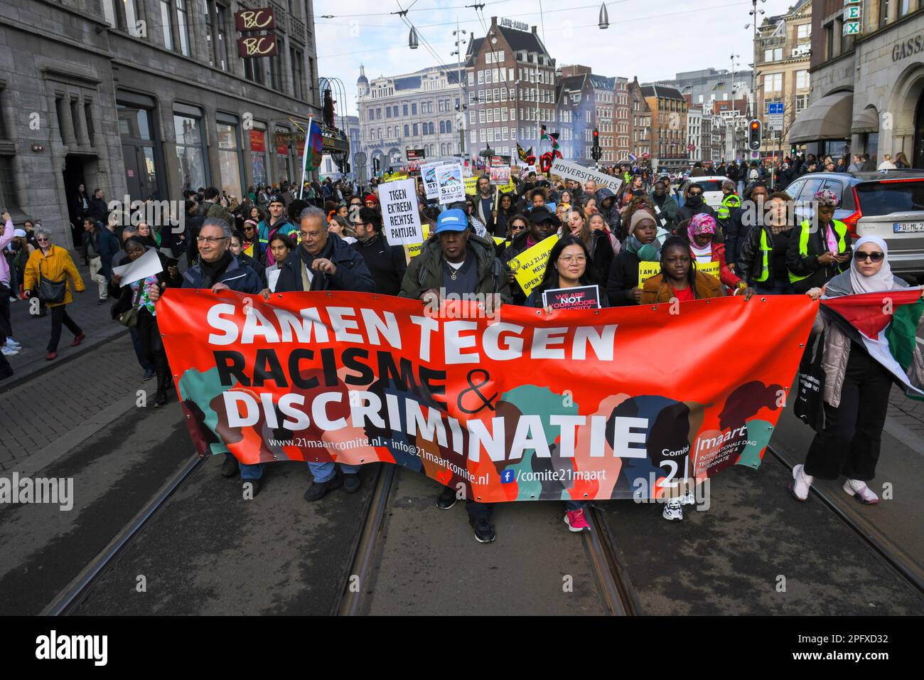 Amsterdam, pays-Bas 18th mars 2023.le Comité 21 mars a organisé la manifestation annuelle dans le cadre de la Journée internationale contre le racisme et la discrimination. Un grand groupe a défilé de la place du Dam à la place du Dokwerker. Banque D'Images