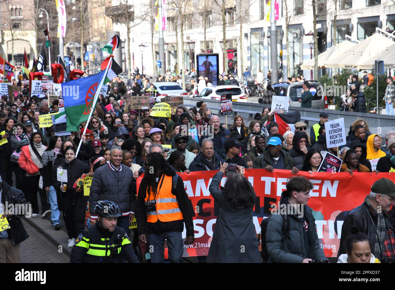 Amsterdam, pays-Bas 18th mars 2023.le Comité 21 mars a organisé la manifestation annuelle dans le cadre de la Journée internationale contre le racisme et la discrimination. Un grand groupe a défilé de la place du Dam à la place du Dokwerker. Banque D'Images