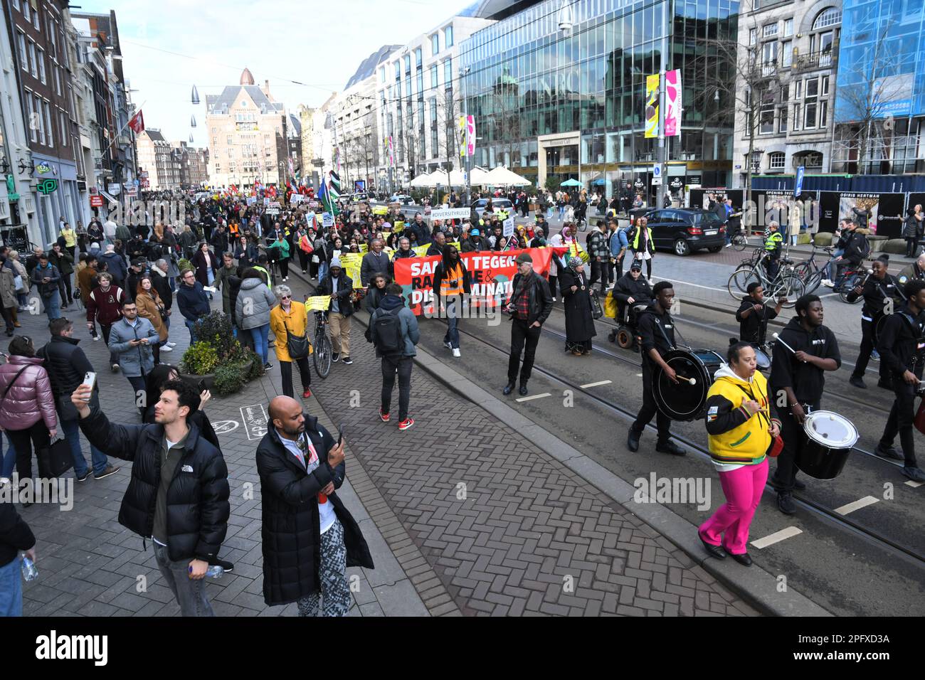 Amsterdam, pays-Bas 18th mars 2023.le Comité 21 mars a organisé la manifestation annuelle dans le cadre de la Journée internationale contre le racisme et la discrimination. Un grand groupe a défilé de la place du Dam à la place du Dokwerker. Banque D'Images