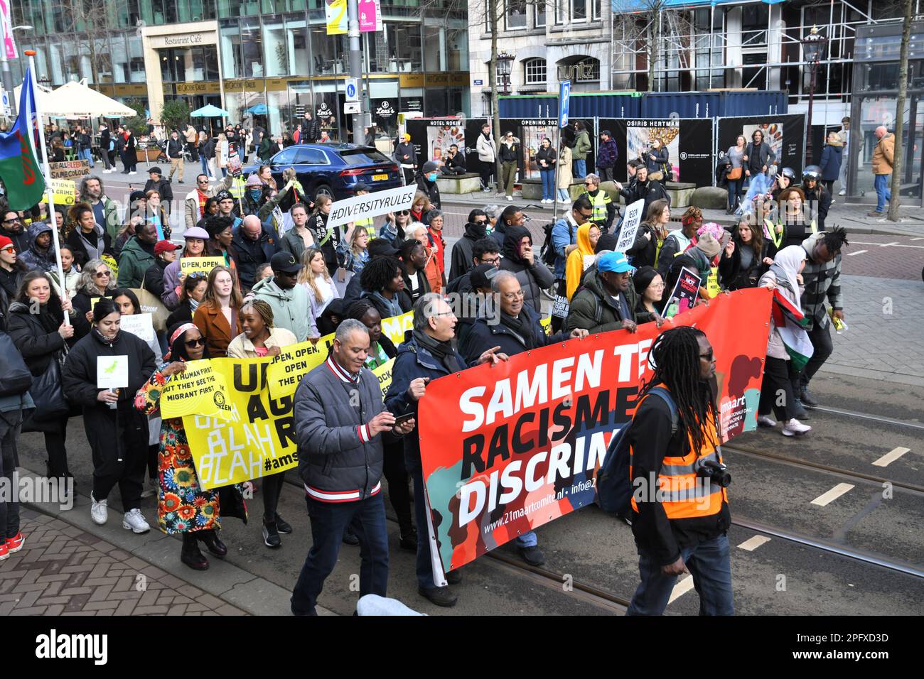 Amsterdam, pays-Bas 18th mars 2023.le Comité 21 mars a organisé la manifestation annuelle dans le cadre de la Journée internationale contre le racisme et la discrimination. Un grand groupe a défilé de la place du Dam à la place du Dokwerker. Banque D'Images