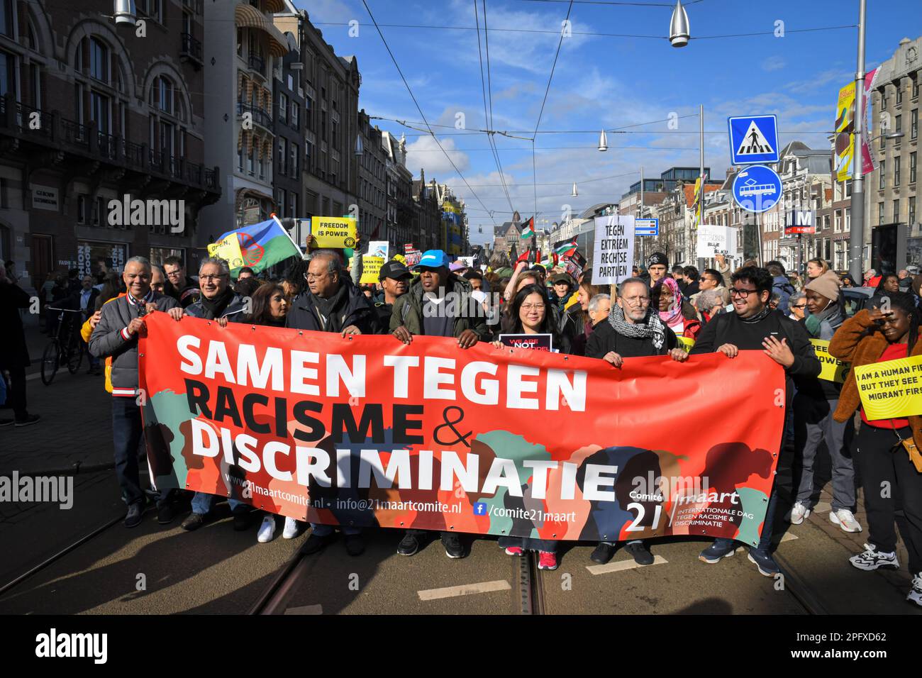 Amsterdam, pays-Bas 18th mars 2023.le Comité 21 mars a organisé la manifestation annuelle dans le cadre de la Journée internationale contre le racisme et la discrimination. Un grand groupe a défilé de la place du Dam à la place du Dokwerker. Banque D'Images