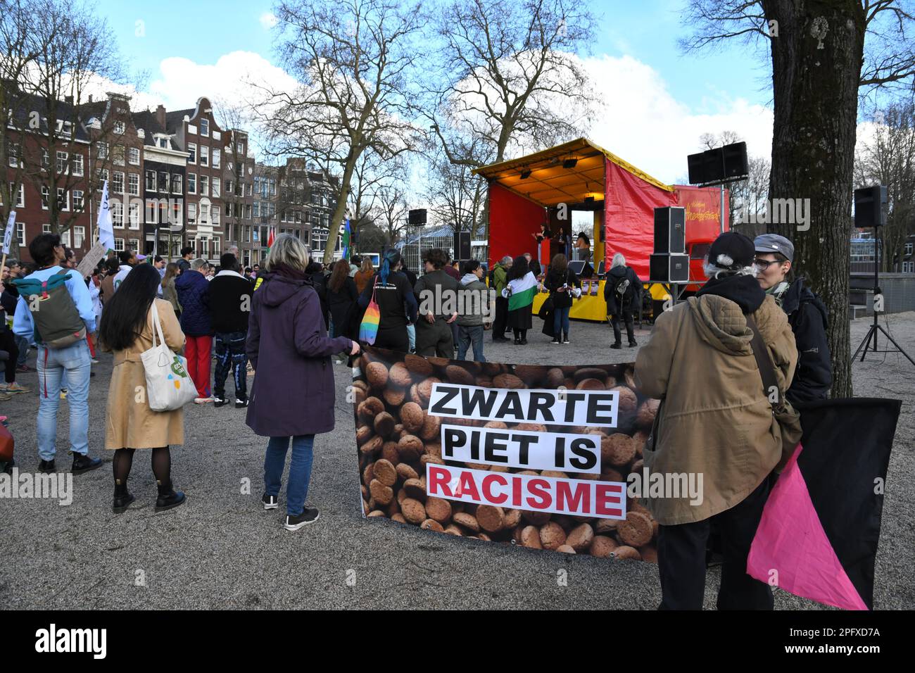 Amsterdam, pays-Bas 18th mars 2023.le Comité 21 mars a organisé la manifestation annuelle dans le cadre de la Journée internationale contre le racisme et la discrimination. Un grand groupe a défilé de la place du Dam à la place du Dokwerker. Banque D'Images