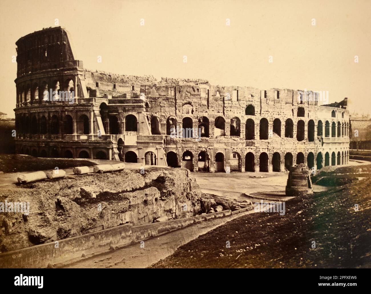 Colisée c1853 par James Anderson. Vintage Noir et blanc ou Sépia Photographie du Colisée Amphithéâtre romain (72-80AD) Rome Italie. Banque D'Images