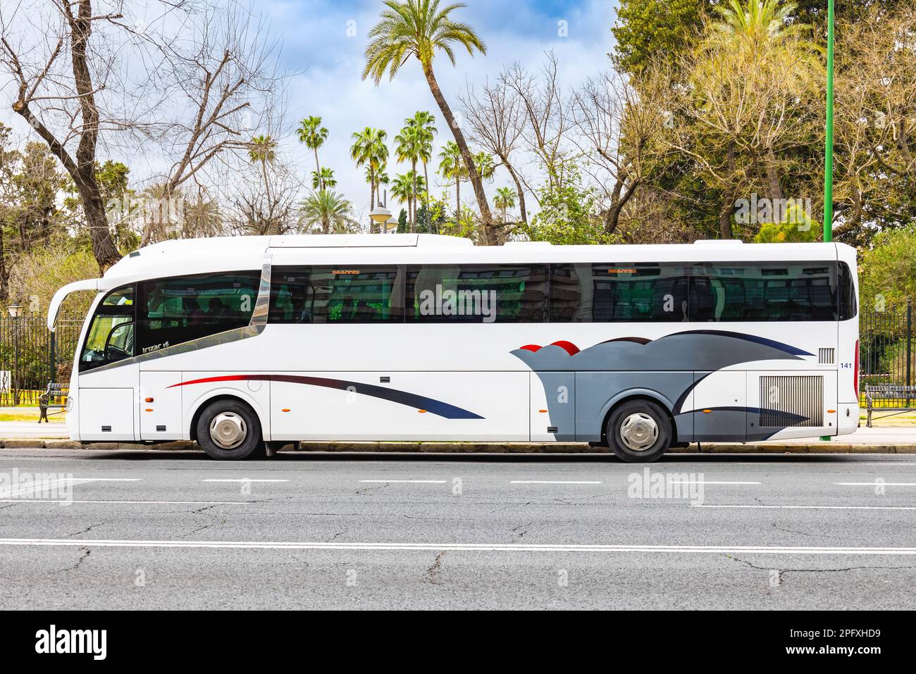 Séville, Espagne - 11 mars 2023: Un bus touristique garée en bordure du parc Maria Luisa attendant l'arrivée des participants à la visite, à Sevill Banque D'Images