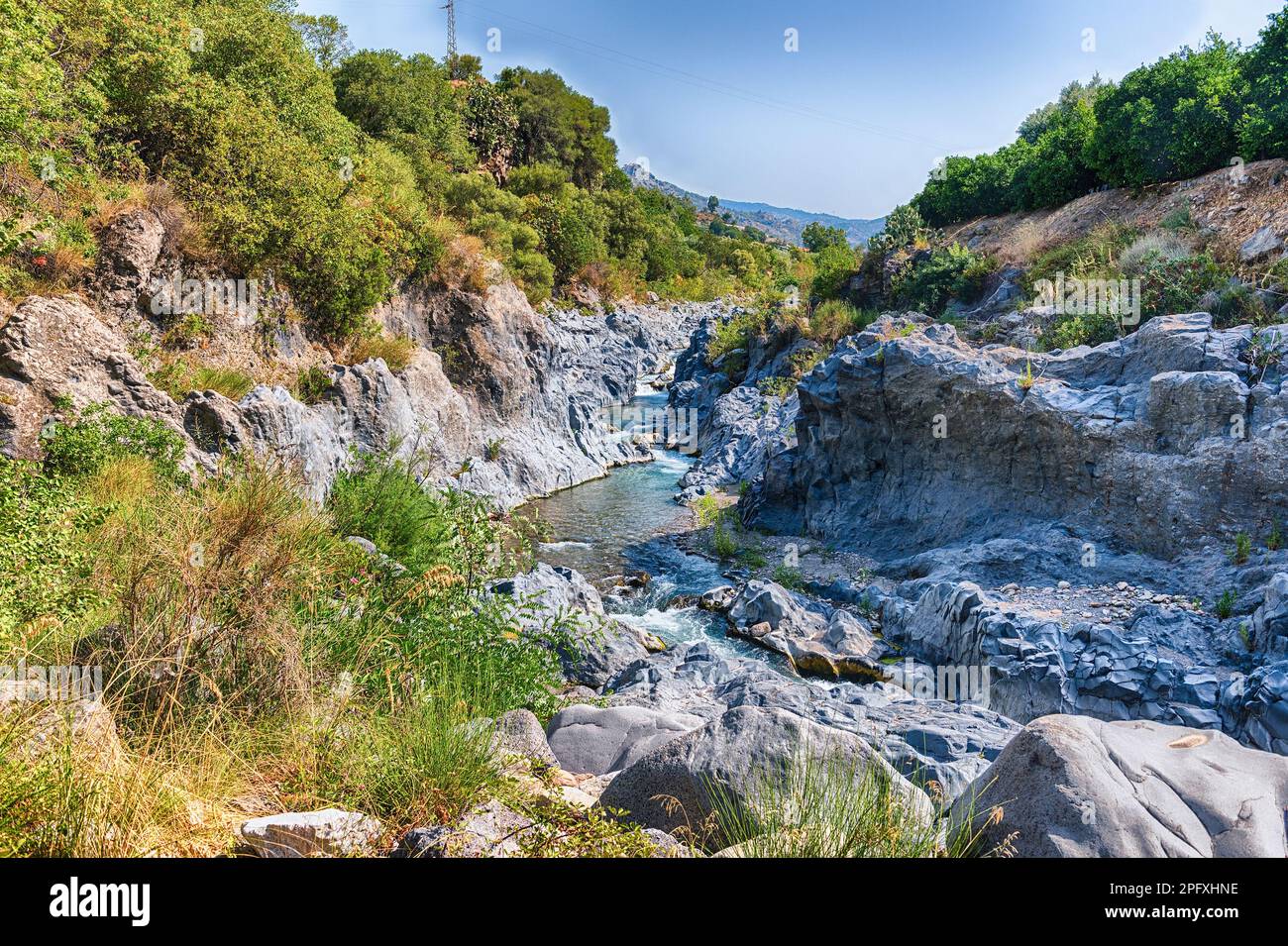 L'impressionnant système naturel de gorges et de ravins s'est érodé au cours des derniers millénaires par la rivière Alcantara à travers la lave cristallisée flottée de mou Banque D'Images