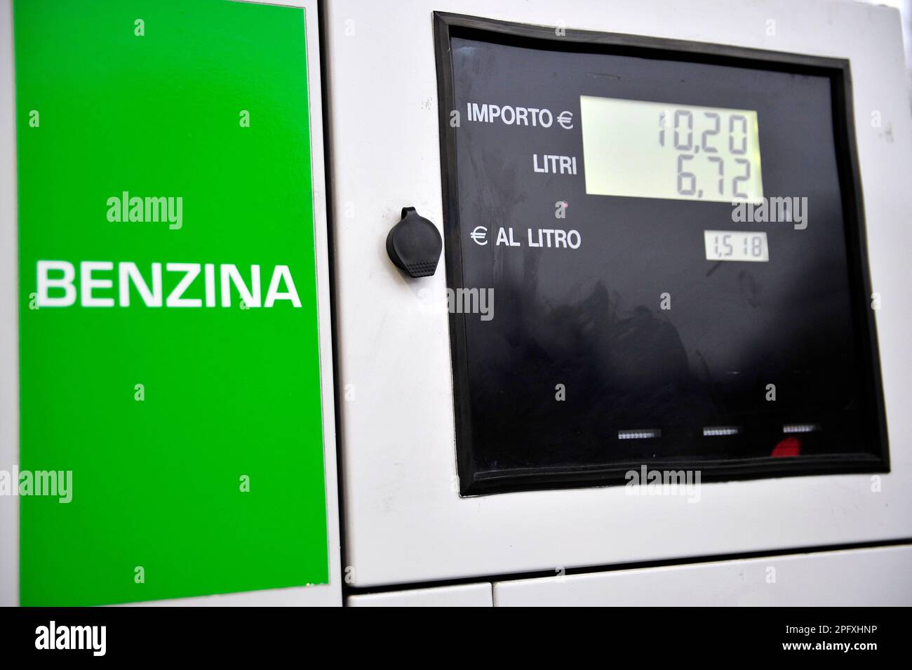 Station-service, augmentation des prix - Italie Banque D'Images