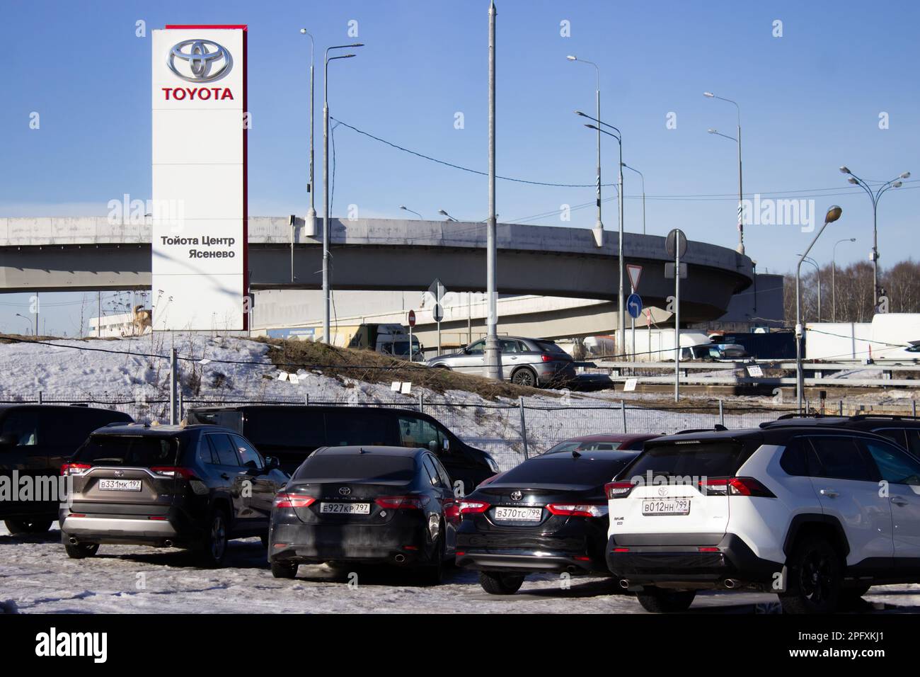 Moscou, Russie. 18th mars 2023. Toyota centre à Moscou. Les actifs russes de Toyota peuvent être transférés à l'entité d'État russe NAMI, le ministre russe de l'Industrie et du Commerce, Denis Manturov, a été cité comme disant. Dans ce contexte, l'usine de Saint-Pétersbourg du constructeur automobile japonais Toyota peut être transférée à l'État russe. Crédit : SOPA Images Limited/Alamy Live News Banque D'Images