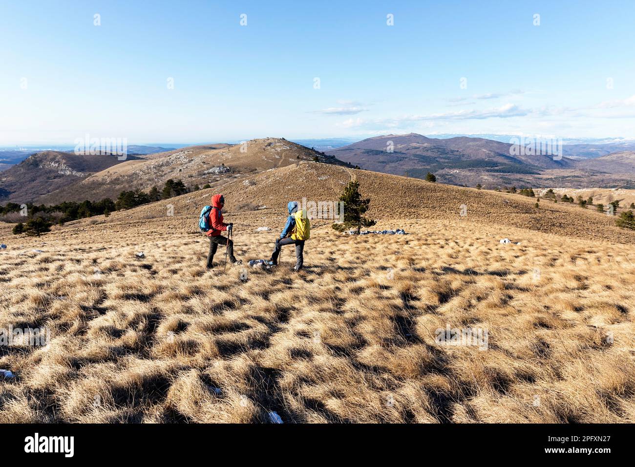 Mère et fils, touristes, randonnée dans une chaîne de montagnes dans la péninsule d'istrie, avec une vue spectaculaire sur le See slovène et koper, slovénie Banque D'Images