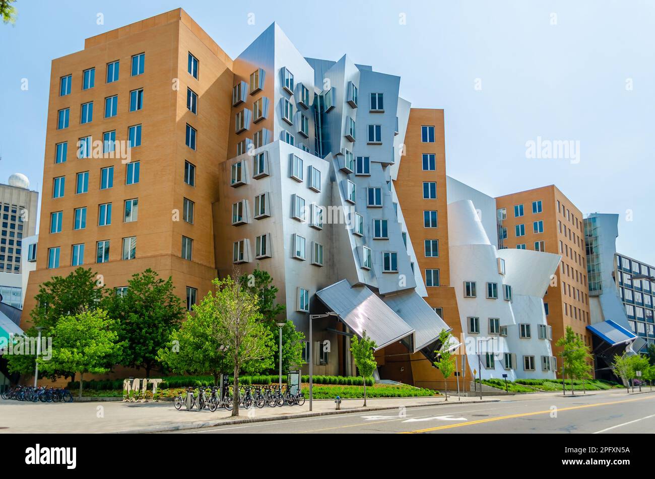 CAMBRIDGE, MASSACHUSETTS - VERS MAI 2013 : le centre Stata à Cambridge, États-Unis, vers mai 2013. Complexe universitaire conçu par l'architecte F. Gehry pour Banque D'Images