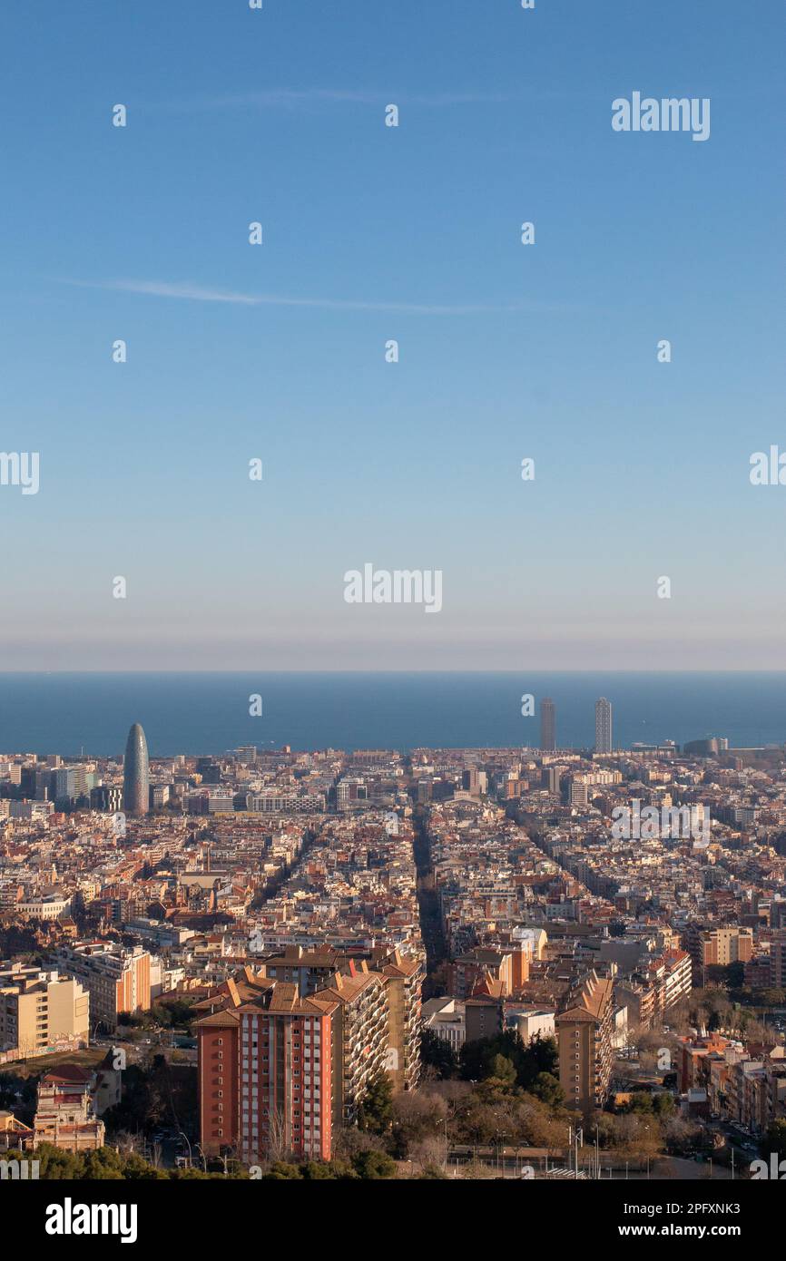 Vue de Barcelone, Espagne d'en haut, avec l'océan et ciel bleu clair en arrière-plan. Banque D'Images