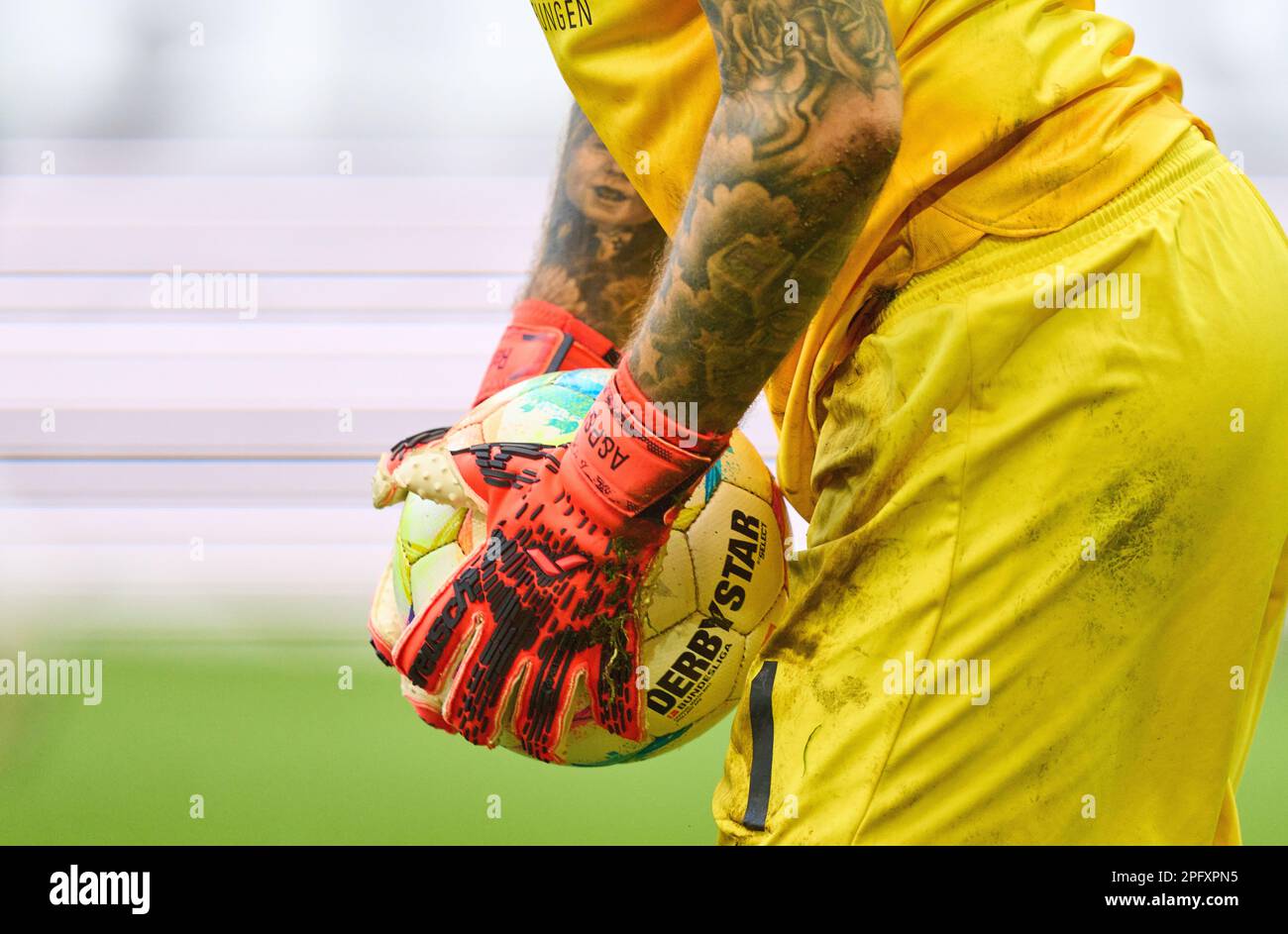 Rafal GIKIEWICZ, gardien de but FCA 1 officiel DFL Bundesliga Game ball Derbystar Bundesliga brillant APS V22 Spielball 2022/2023, match, ballon de cuir, football, dans le match FC AUGSBURG - FC SCHALKE 04 1-1 1.Ligue allemande de football le 18 mars 2023 à Augsbourg, Allemagne. Saison 2022/2023, match day 24, 1.Bundesliga, 24.Spieltag © Peter Schatz / Alay Live News - la RÉGLEMENTATION DFL INTERDIT TOUTE UTILISATION DE PHOTOGRAPHIES comme SÉQUENCES D'IMAGES et/ou QUASI-VIDÉO - Banque D'Images