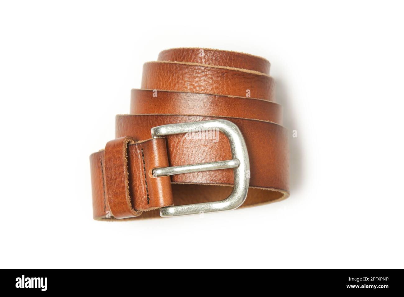 Ceinture en cuir marron avec boucle argentée isolée sur fond blanc Banque D'Images