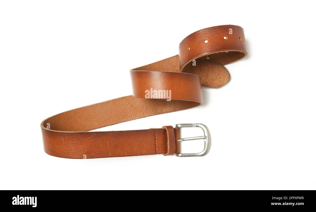 Ceinture en cuir marron avec boucle argentée isolée sur fond blanc Banque D'Images