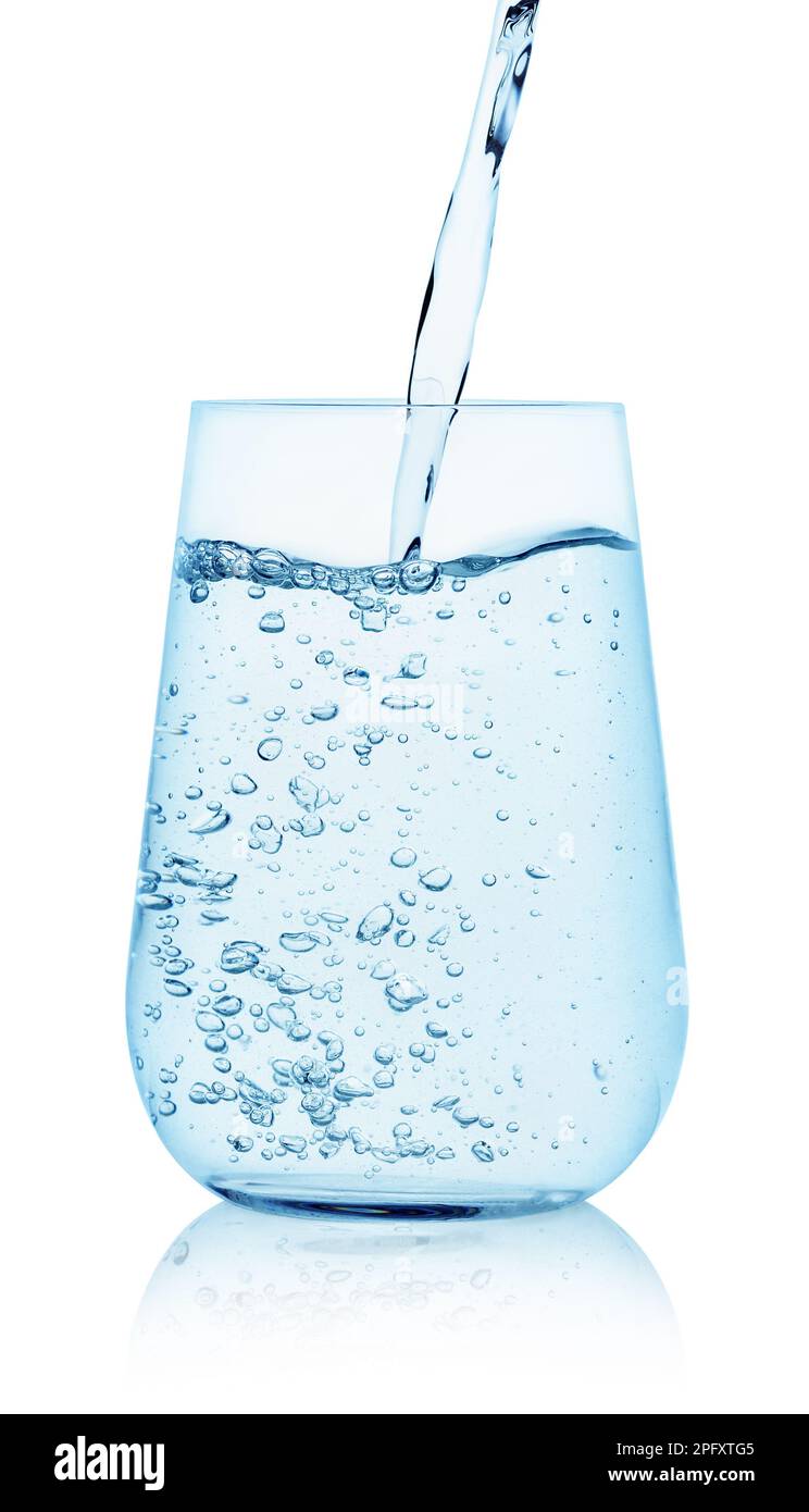 Verser de l'eau en verre isolé sur fond blanc Banque D'Images
