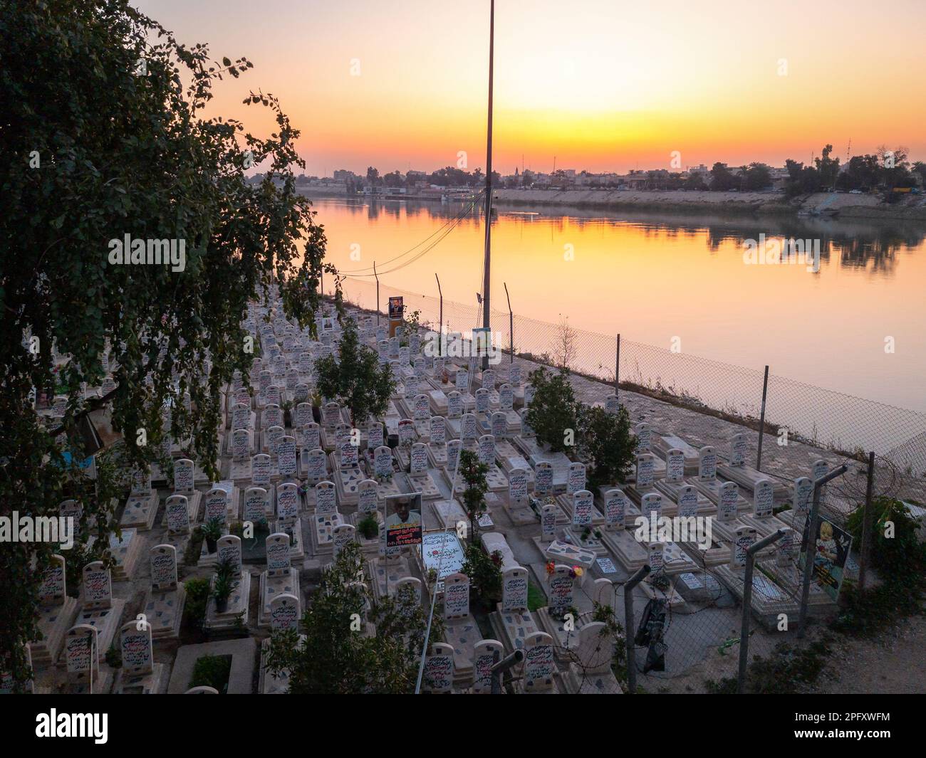 Bagdad, Irak - 28 février 2023 : vue panoramique du cimetière d'Al-Shuhadaa surplombant le Tigre dans la ville d'Adhamiya, dans laquelle se trouvent les martyrs de la guerre civile Banque D'Images