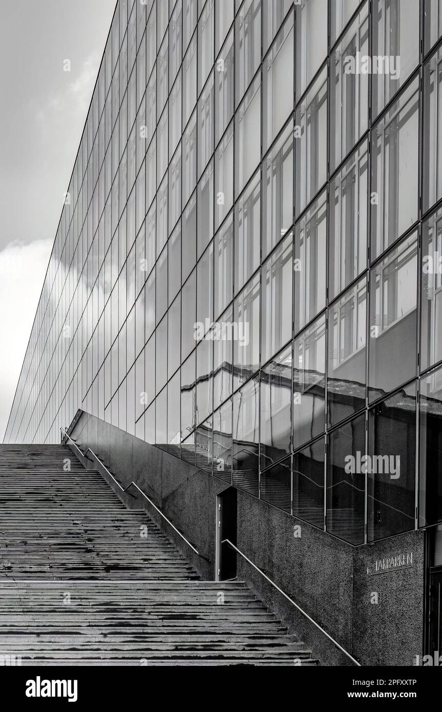 Photographie d'un escalier d'architecture moderne en noir et blanc. Banque D'Images