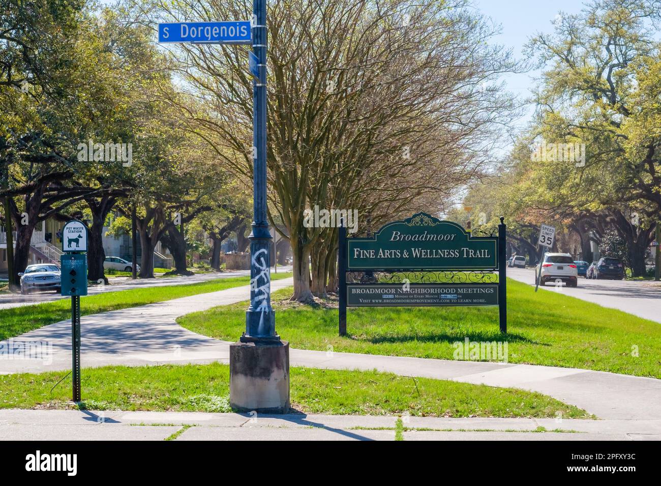 LA NOUVELLE-ORLÉANS, LA, États-Unis - 5 MARS 2023 : un tronçon de Napoleon Avenue montrant le panneau Broadmoor Neighborhood et le sentier des Beaux-Arts et du bien-être Banque D'Images