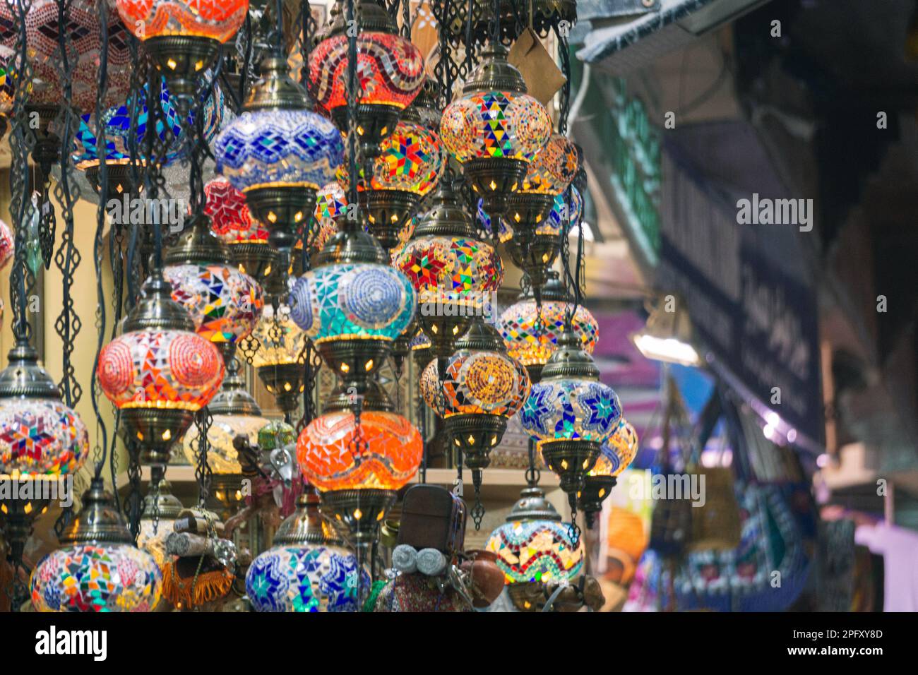 Les lambas du Moyen-Orient de différentes couleurs et tailles sont suspendus dans le bazar. Lanternes arabes et turques traditionnelles lumineuses en métal et en verre Banque D'Images