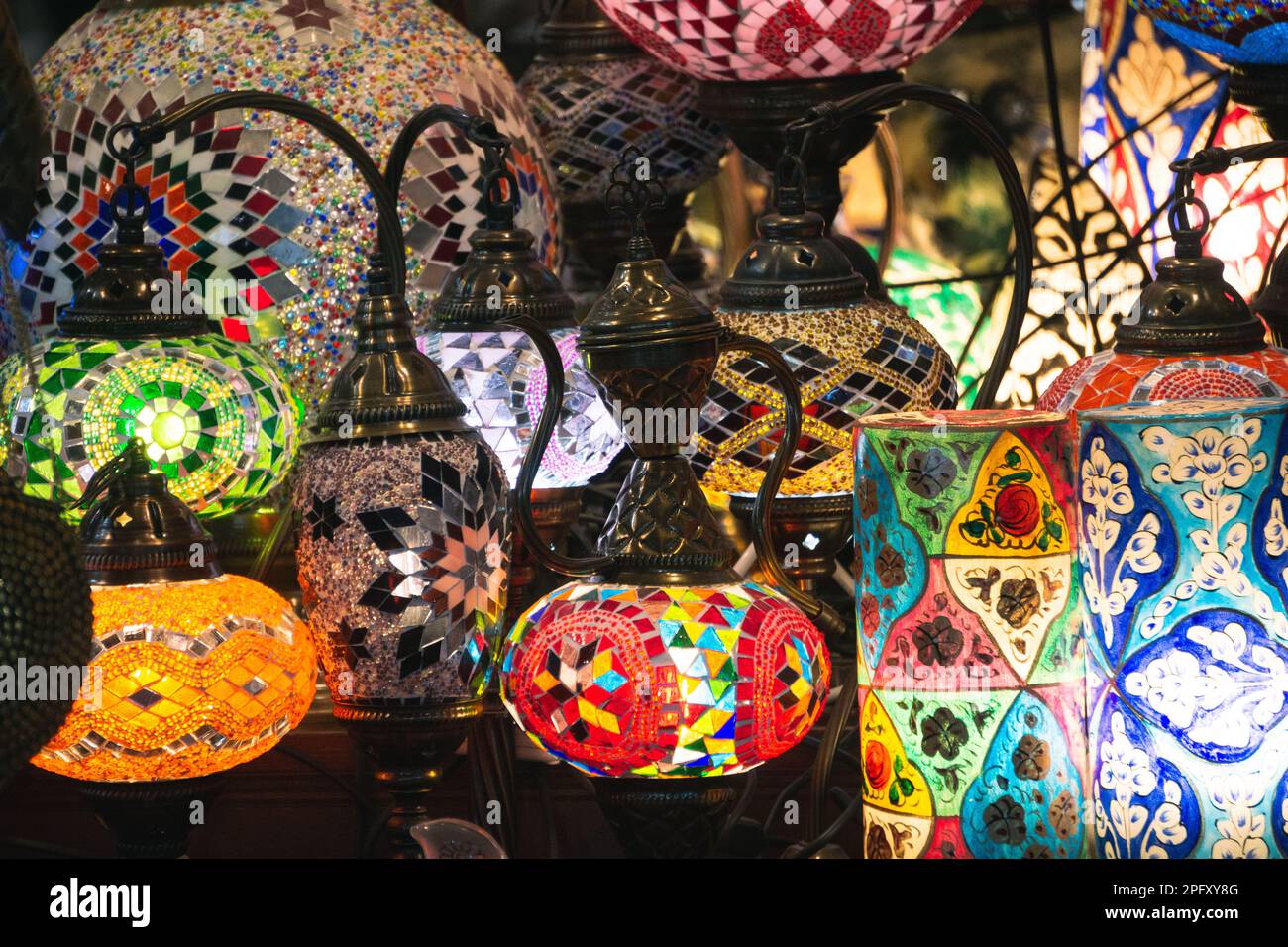 Les lambas du Moyen-Orient de différentes couleurs et tailles sont suspendus dans le bazar. Lanternes arabes et turques traditionnelles lumineuses en métal et en verre Banque D'Images