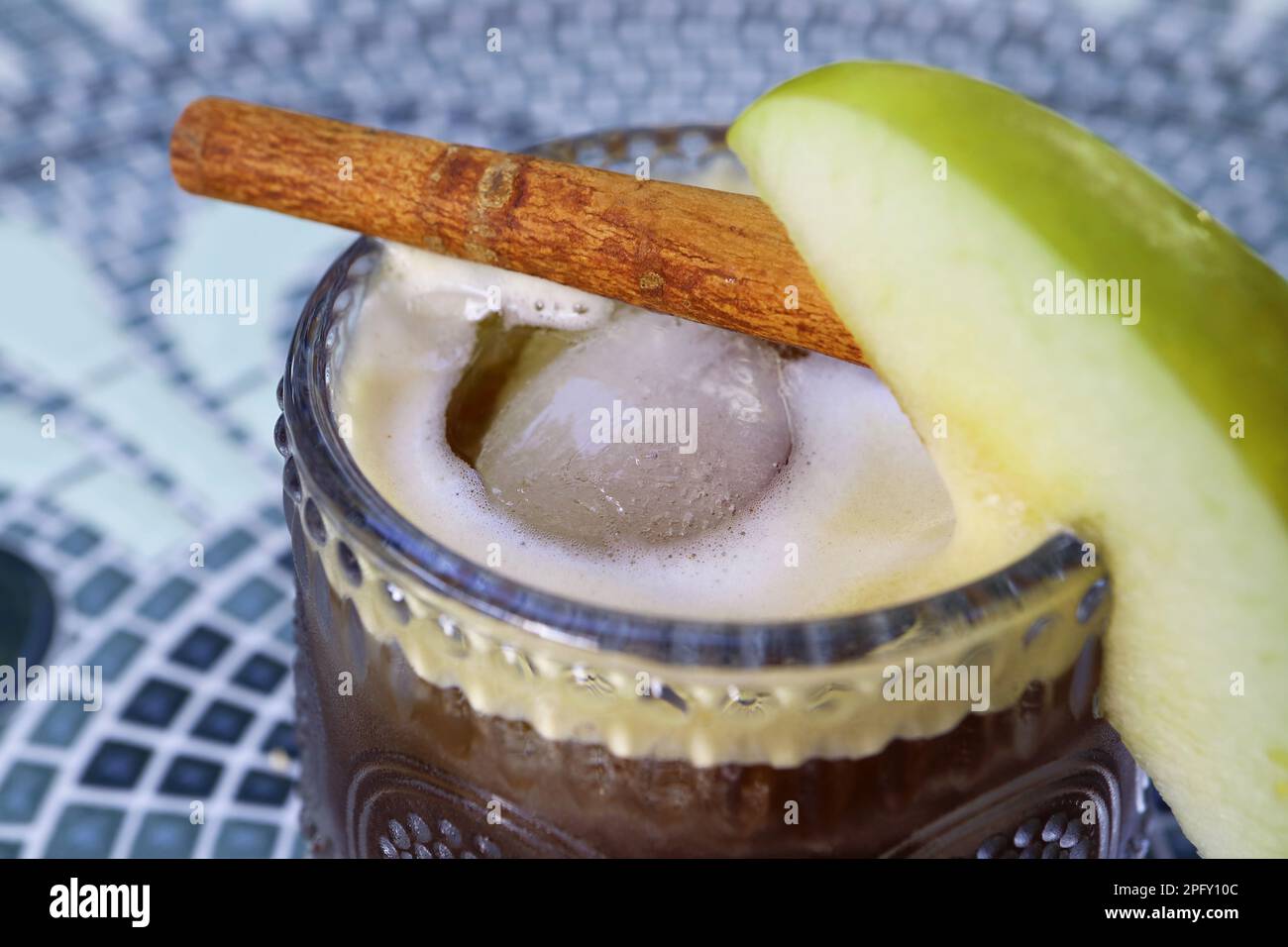 Verre de thé glacé à la pomme et à la cannelle avec foyer sélectif Banque D'Images