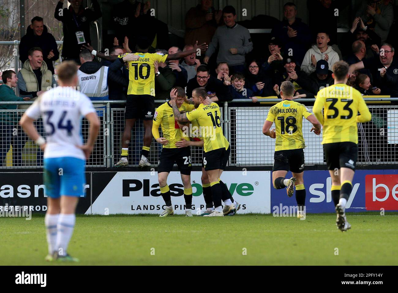 Matty Daly de Harrogate Town célèbre avec ses coéquipiers après avoir marqué leur premier but lors du match Sky Bet League 2 entre Harrogate Town et Barrow à Wetherby Road, Harrogate, le samedi 18th mars 2023. (Photo : Mark Fletcher | ACTUALITÉS MI) Credit: MI News & Sport /Alamy Live News Banque D'Images