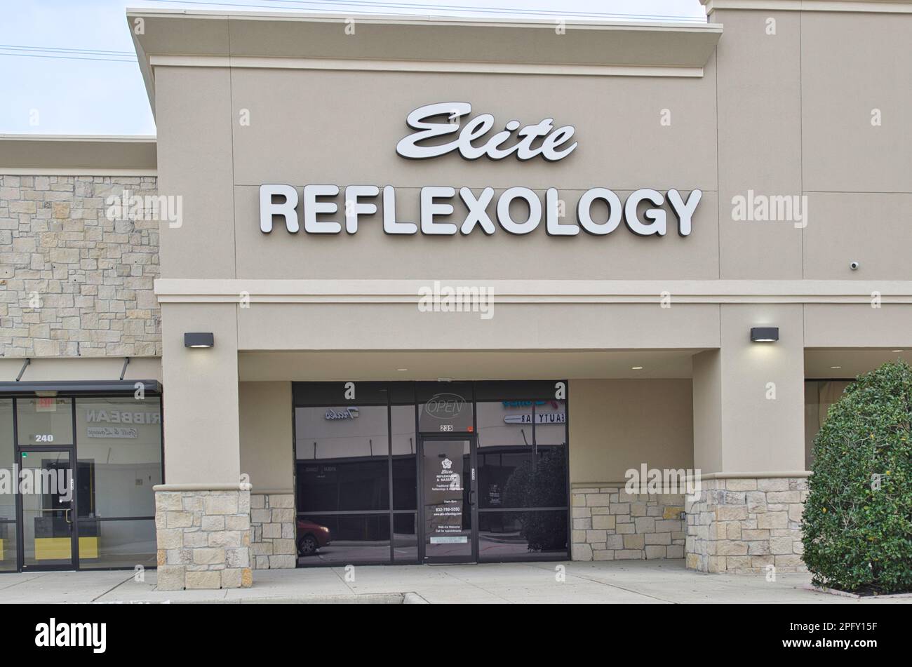 Humble, Texas USA 02-26-2023: ELITE Reflexology and massage clinique extérieur à humble, TX. Massage thérapeutique chinois et affaires de bien-être. Banque D'Images