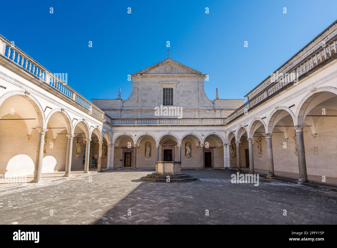 Le merveilleux cloître de l'abbaye de Montecassino le matin ensoleillé, Lazio, Italie. Banque D'Images