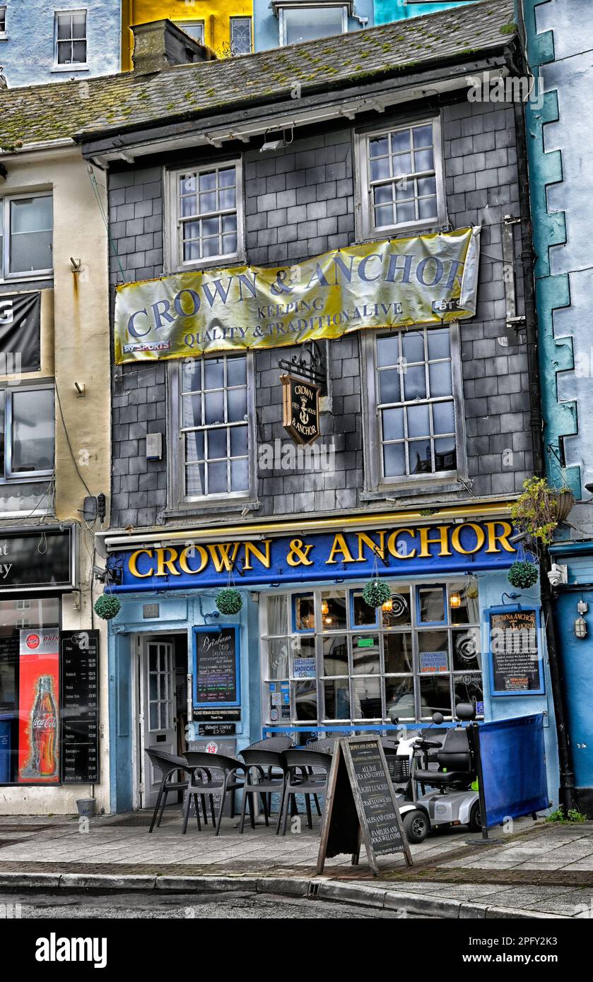 La maison publique Crown & Anchor, The Quay, Brixham, Devon, Angleterre, ROYAUME-UNI. Banque D'Images