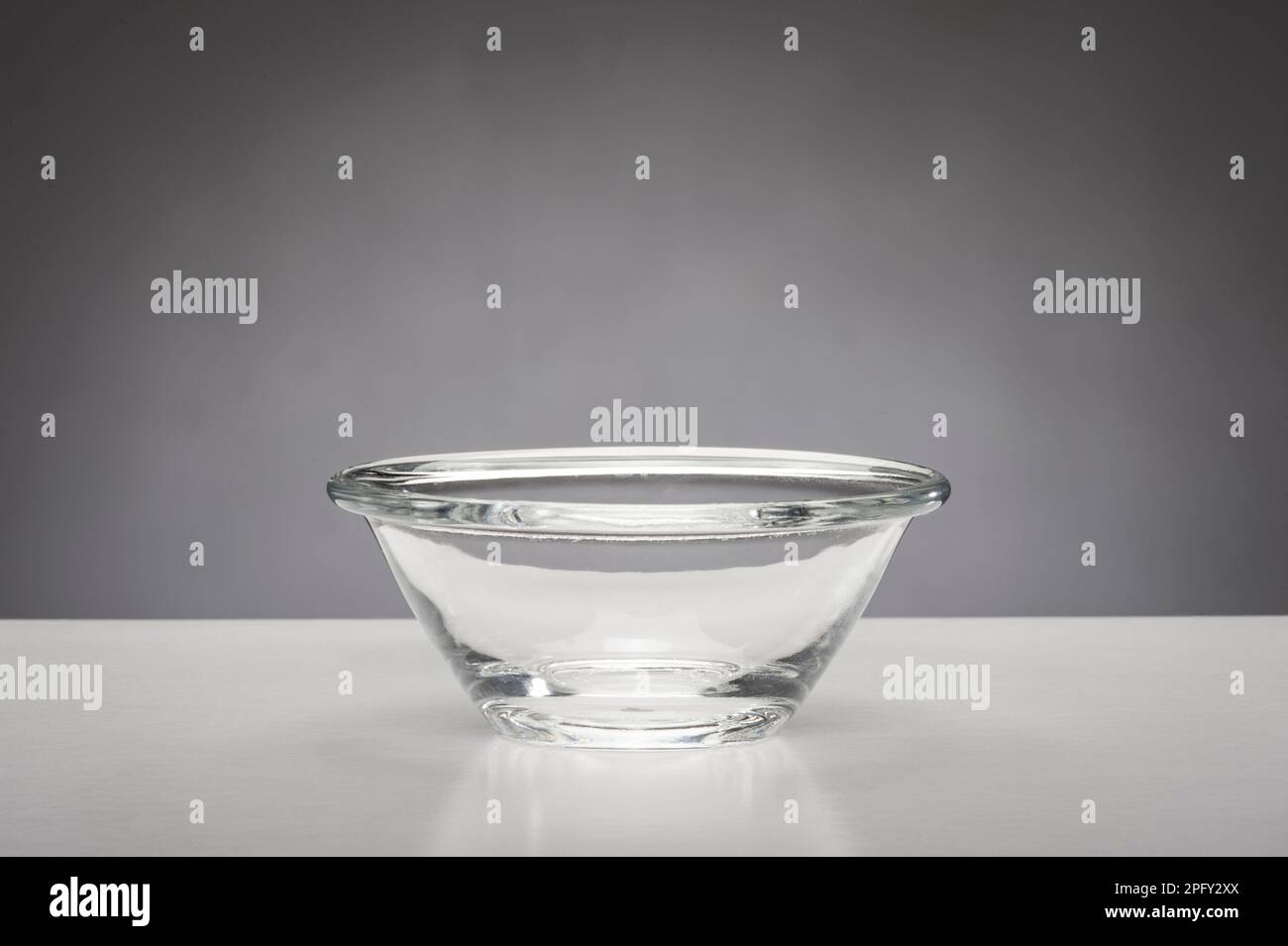 Vider le bol en verre transparent Banque D'Images