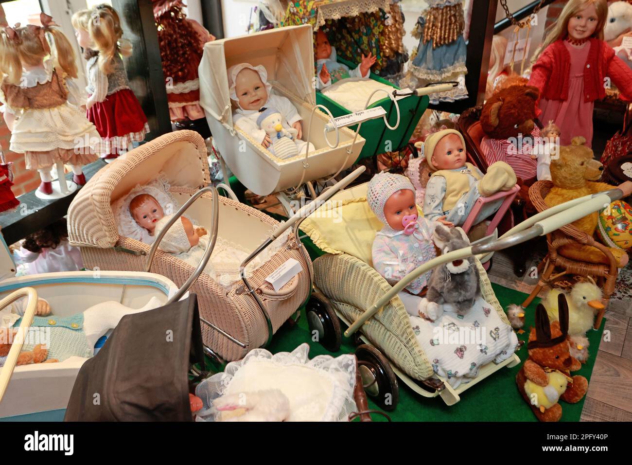Nienhagen, Allemagne. 19th mars 2023. De nombreuses poupées sont exposées  au musée Dolls and Teddy de Nienhagen. Le week-end, le musée de la poupée a  de nouveau ouvert ses salles d'exposition pour