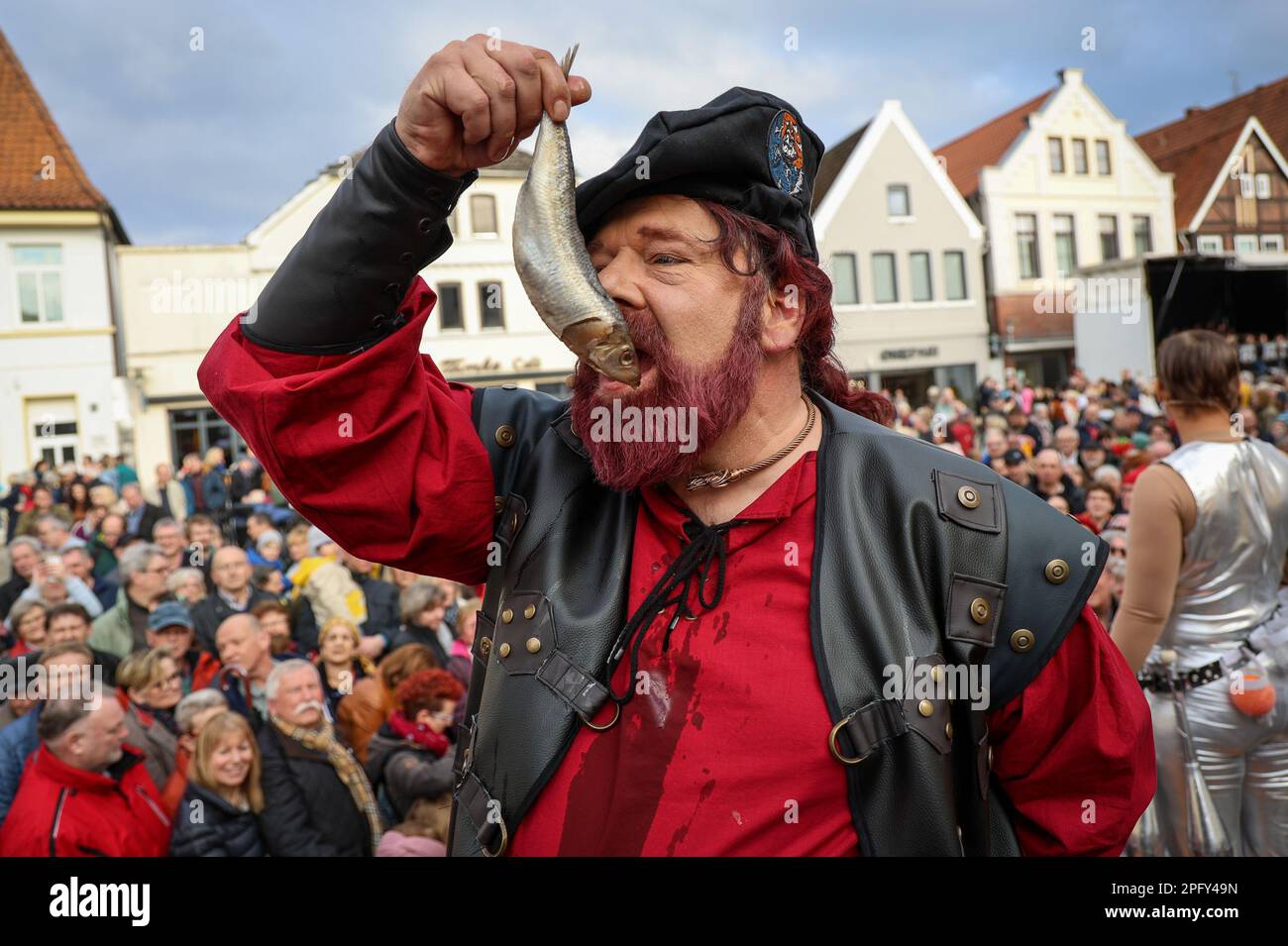 Verden, Allemagne. 19th mars 2023. L'acteur Bernd Maas dans le rôle du pirate Klaus Störtebeker pose avec un hareng salé pendant le don de Lätare sur la place du marché en face de la mairie. Le don de Lätare remonte à une quête de Störtebeker peu de temps avant son exécution en 1401, par laquelle la ville de Verden doit distribuer du pain et des harengs aux nécessiteux, aux fonctionnaires et au clergé chaque année. Credit: Focke Strangmann/dpa/Alay Live News Banque D'Images