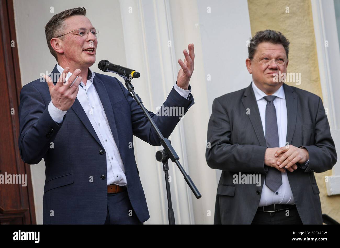 Verden, Allemagne. 19th mars 2023. Frank Imhoff (CDU, l), président du Parlement de Brême, et Andreas Philippi (SPD, r), ministre de la Santé de Basse-Saxe, participent au don Lätare sur la place du marché en face de la mairie. Le don de Lätare remonte à une quête faite par Störtebeker peu de temps avant son exécution en 1401, par laquelle la ville de Verden est tenue de distribuer du pain et des harengs aux nécessiteux, aux fonctionnaires et au clergé chaque année. Credit: Focke Strangmann/dpa/Alay Live News Banque D'Images