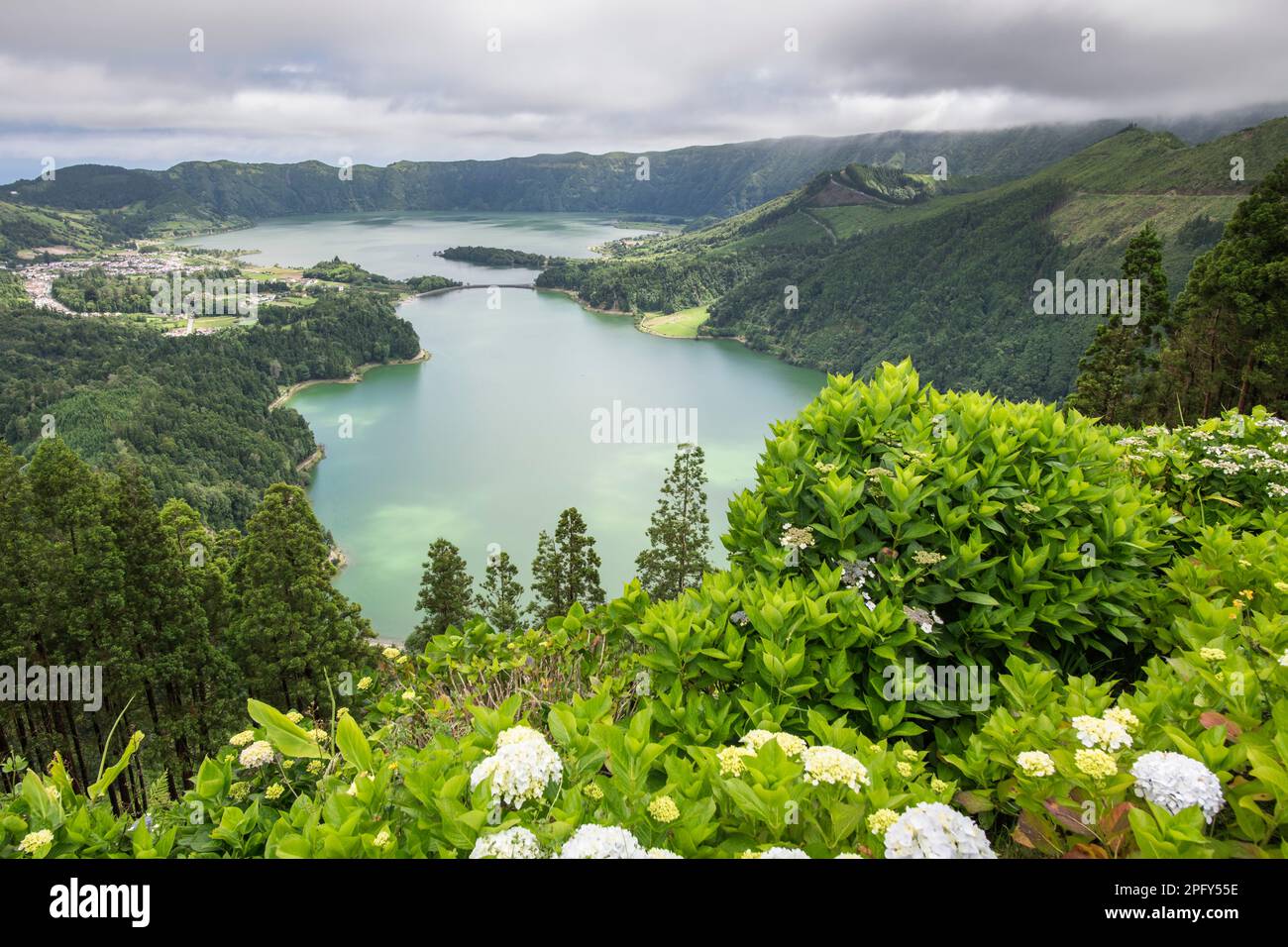 À l'intérieur de l'île de Sao Miguel, les lacs volcaniques Lagoa Azul, Lagoa Verde et le village de Sete Cidades se trouvent dans un vaste Caldeira, Açores Banque D'Images
