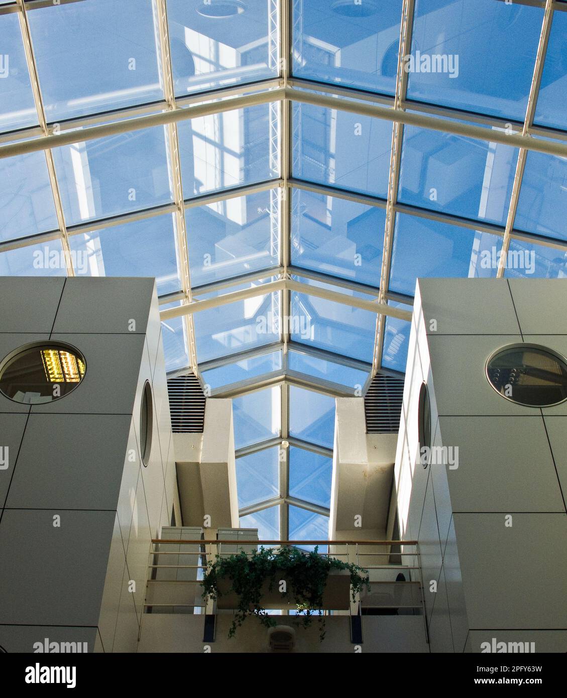 Atrium avec toit vitré, unité des interactions des cellules hôtes virales (UVHCI). Grenoble Banque D'Images