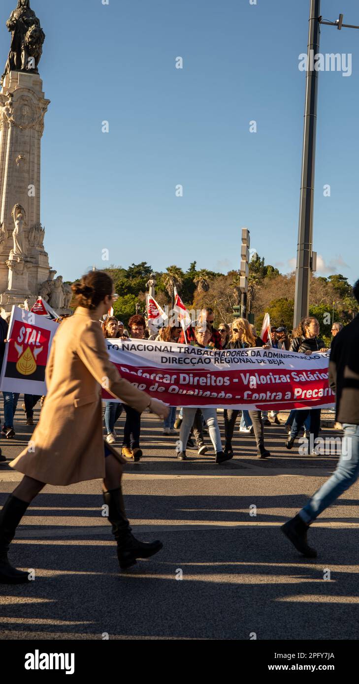 Portugal (Lisbonne) manifestations contre la pauvreté, Praça do Marquês de Pombal, Lisbon18 mars 2023. Des milliers de personnes ont défilé dans la capitale portugaise Lisbonne, appelant à des salaires plus élevés et à d'autres mesures pour aider à lutter contre la pauvreté et l'augmentation du coût de la vie. © Danie de Moura/BMT Banque D'Images