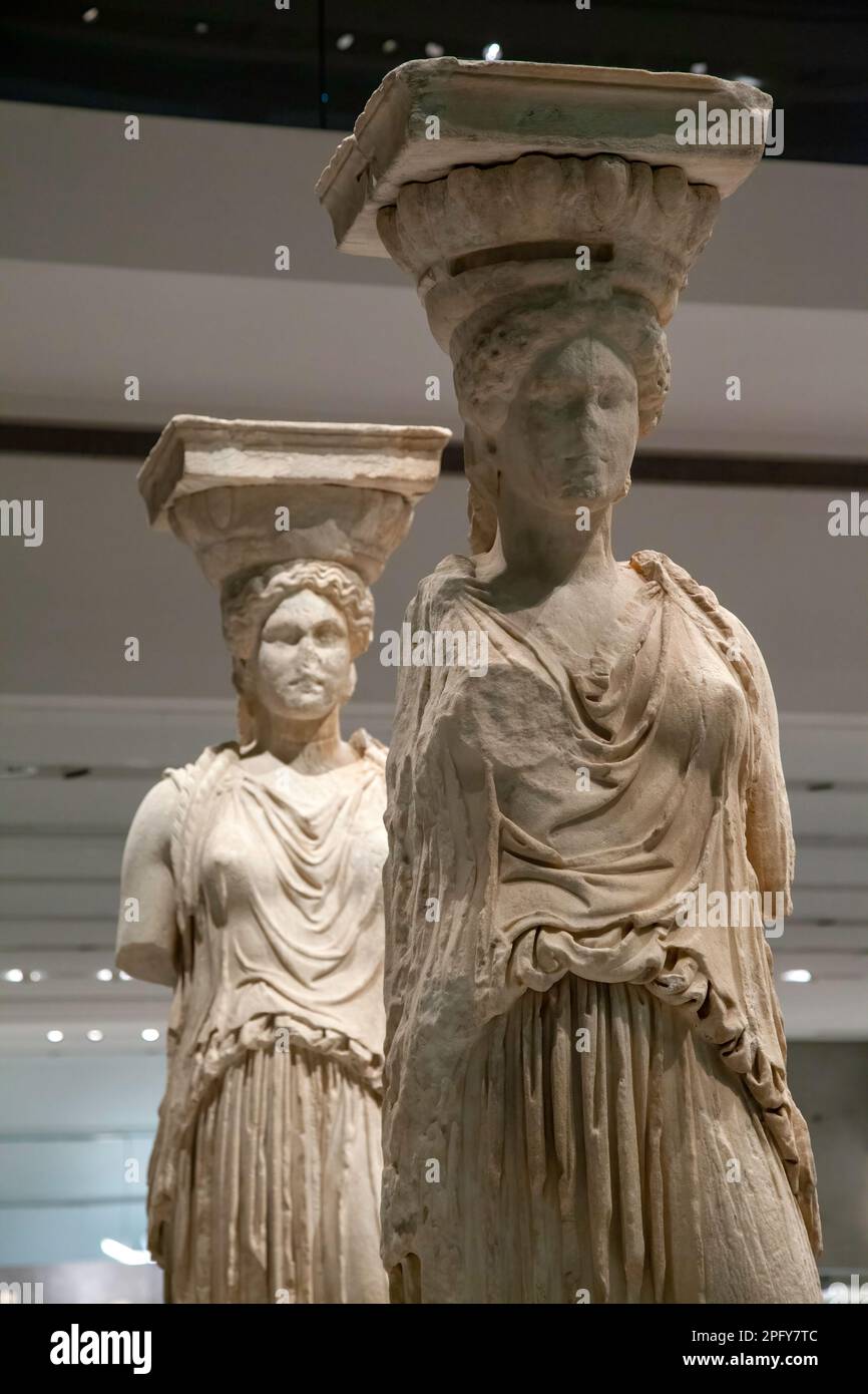 Caryatides - Karyatides, deux des statues originales du Parthénon, aujourd'hui au musée de l'Acropole, à Athènes, en Grèce. Banque D'Images