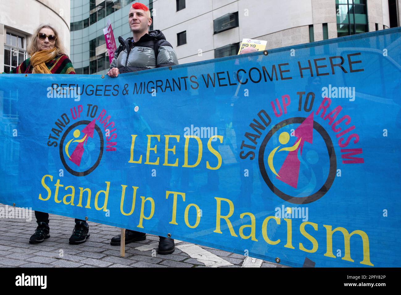 Les militants anti-racistes se réunissent à l'extérieur de la BBC, dans le cadre d'une manifestation "la résistance au racisme" organisée par Stand Up to racisme and the Trades Union Congress (TUC) dans le cadre d'une journée mondiale d'action contre le racisme, le 18 mars 2023 à Londres, au Royaume-Uni. Les orateurs ont exprimé leur colère et leur opposition à la loi controversée sur les migrations illégales du gouvernement. (Photo de Mark Kerrison/In Pictures via Getty Images) Banque D'Images