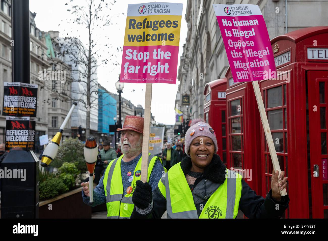 Les militants anti-racistes se réunissent à l'extérieur de la BBC, dans le cadre d'une manifestation "la résistance au racisme" organisée par Stand Up to racisme and the Trades Union Congress (TUC) dans le cadre d'une journée mondiale d'action contre le racisme, le 18 mars 2023 à Londres, au Royaume-Uni. Les orateurs ont exprimé leur colère et leur opposition à la loi controversée sur les migrations illégales du gouvernement. (Photo de Mark Kerrison/In Pictures via Getty Images) Banque D'Images