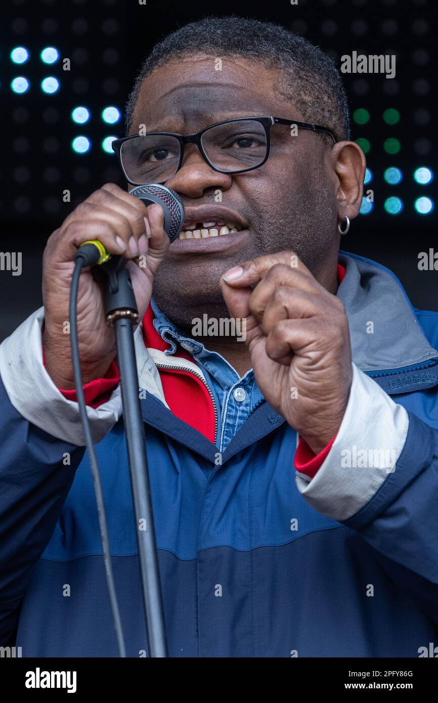 Le journaliste Gary Younge s'adresse aux militants anti-racistes lors d'un rassemblement devant Downing Street lors d'une manifestation contre le racisme organisée par Stand Up to racisme and the Trades Union Congress (TUC) dans le cadre d'une journée mondiale d'action contre le racisme le 18 mars 2023 à Londres, au Royaume-Uni. Les orateurs ont exprimé leur colère et leur opposition à la loi controversée sur les migrations illégales du gouvernement. (Photo de Mark Kerrison/In Pictures via Getty Images) Banque D'Images