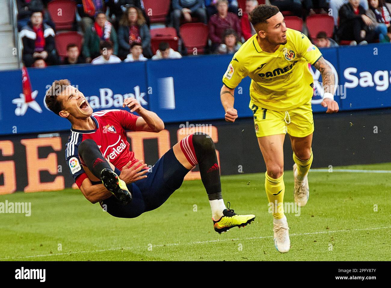 Pampelune, Espagne. 19th mars 2023. Sports. Football/Soccer.Lucas Torro (6. CA Osasuna) et Yeremi Pino (21. Villarreal CF) pendant le match de football de la Liga Santander entre CA Osasuna et Villarreal CF a joué au stade El Sadar à Pampelune (Espagne) sur 19 mars 2023. Credit: Inigo Alzugaray / Alamy Live News Banque D'Images