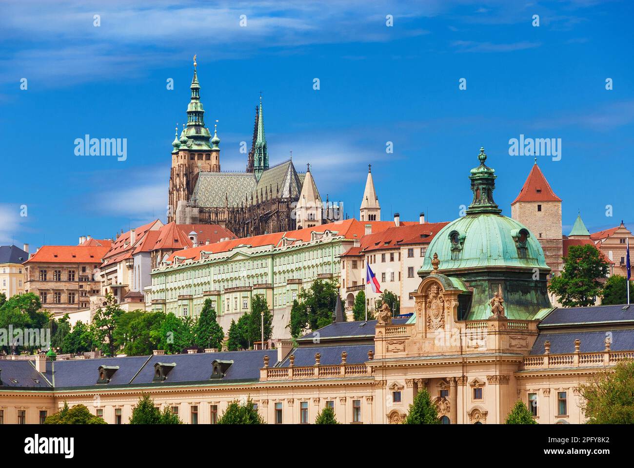 Vue sur le vieux centre historique de Prague avec la rue gothique Cathédrale de Vitus et dôme baroque de l'Académie Straka Banque D'Images