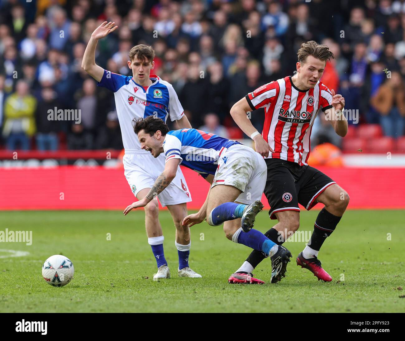 Bramall Lane, Sheffield, Royaume-Uni. 19th mars 2023. FA Cup football, quart de finale, Sheffield United contre Blackburn Rovers ; Lewis Travis de Blackburn Rovers est abordé par le Sander Berge de Sheffield United avec Tyler Morton de Blackburn Rovers appelant pour un foul Credit: Action plus Sports/Alamy Live News Banque D'Images