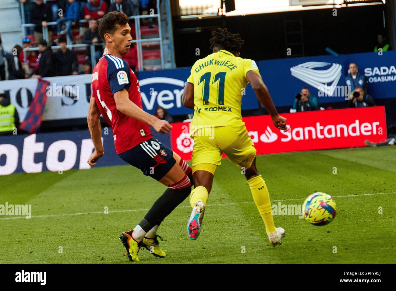 Pampelune, Espagne. 19th mars 2023. Sports. Football/Soccer.Lucas Torro (6. CA Osasuna) et Samu Chukwueze (11. Villarreal CF) pendant le match de football de la Liga Santander entre CA Osasuna et Villarreal CF joué au stade El Sadar à Pampelune (Espagne) sur 19 mars 2023. Credit: Inigo Alzugaray / Alamy Live News Banque D'Images
