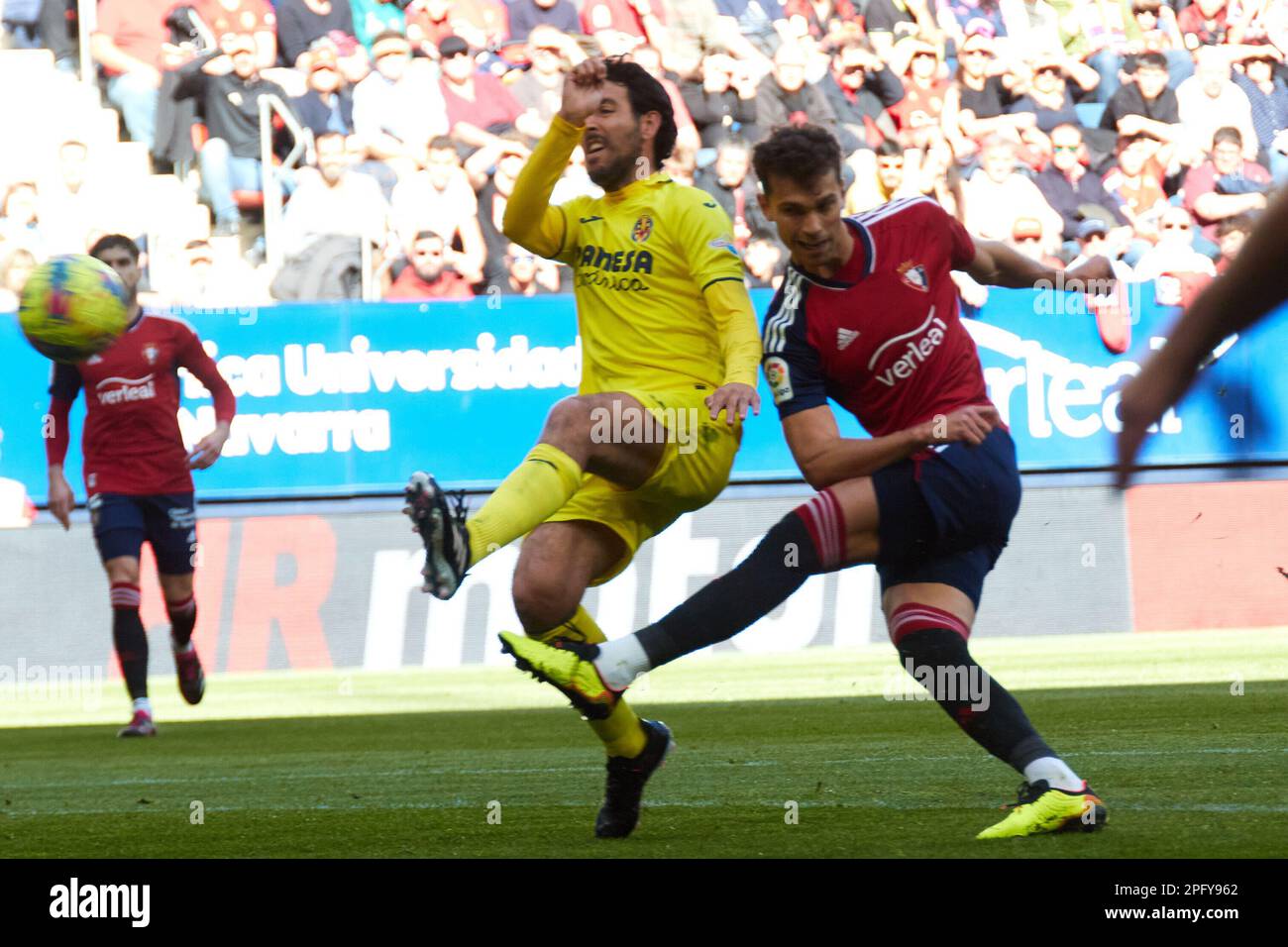 Pampelune, Espagne. 19th mars 2023. Sports. Football/Soccer.Dani Parejo (10. Villarreal CF) et Lucas Torro (6. CA Osasuna) pendant le match de football de la Liga Santander entre CA Osasuna et Villarreal CF a joué au stade El Sadar à Pampelune (Espagne) sur 19 mars 2023. Credit: Inigo Alzugaray / Alamy Live News Banque D'Images