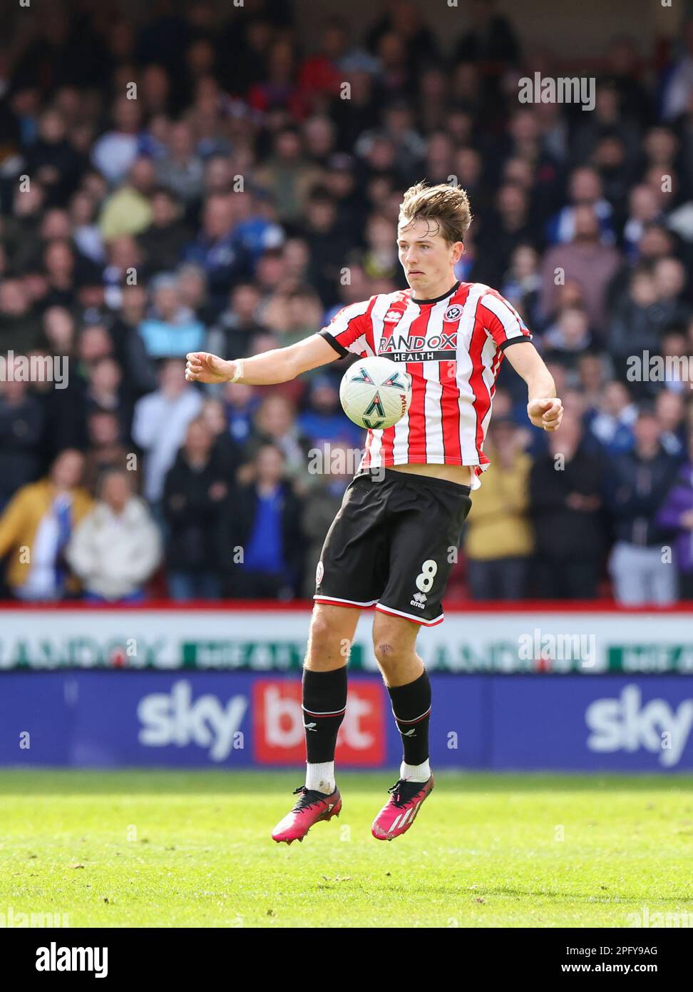 Bramall Lane, Sheffield, Royaume-Uni. 19th mars 2023. FA Cup football, quart de finale, Sheffield United contre Blackburn Rovers ; Sander Berge de Sheffield United contrôle le ballon avec sa poitrine Credit: Action plus Sports/Alay Live News Banque D'Images